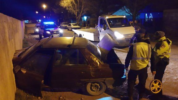 Conductor borracho se estrelló contra el paredón del cementerio
