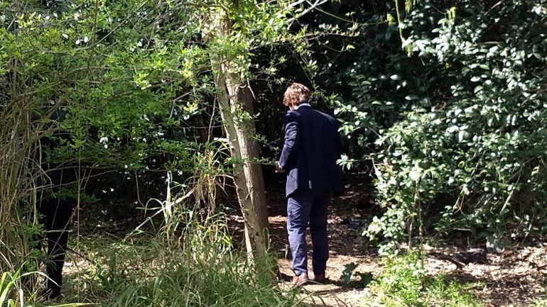 Dos personas que caminaban por una reserva ecológica hallaron al hombre.