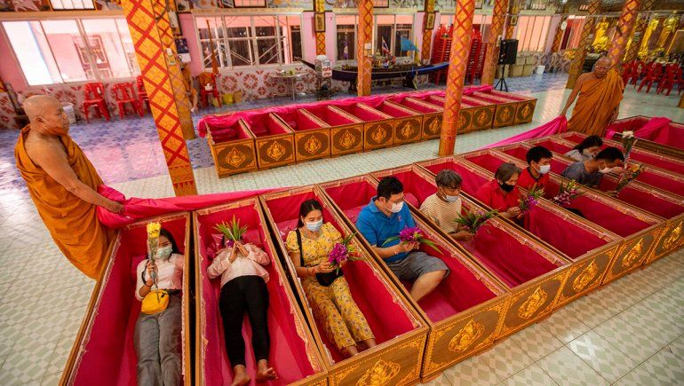 Increíble: para atraer a la buena suerte, se acuestan en un ataúd