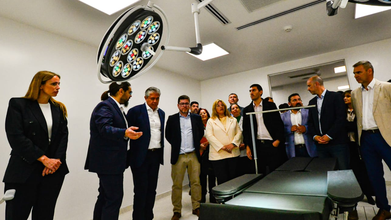 El gobernador Rolando Figueroa junto al ministro Regueiro en una de las inauguraciones en la salud pública