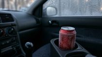 Hay que tener cuidado con ciertas bebidas que llevamos en el auto en invierno. Foto: Freepik Hay que tener cuidado con ciertas bebidas que llevamos en el auto en invierno. Foto: Freepik
