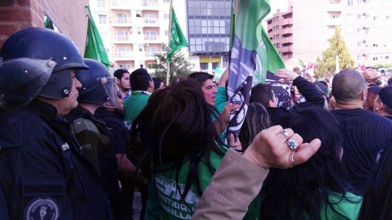 Audiencia pública en Neuquén: incidentes fuera del Concejo Deliberante entre la Policía Federal y manifestantes de ATE