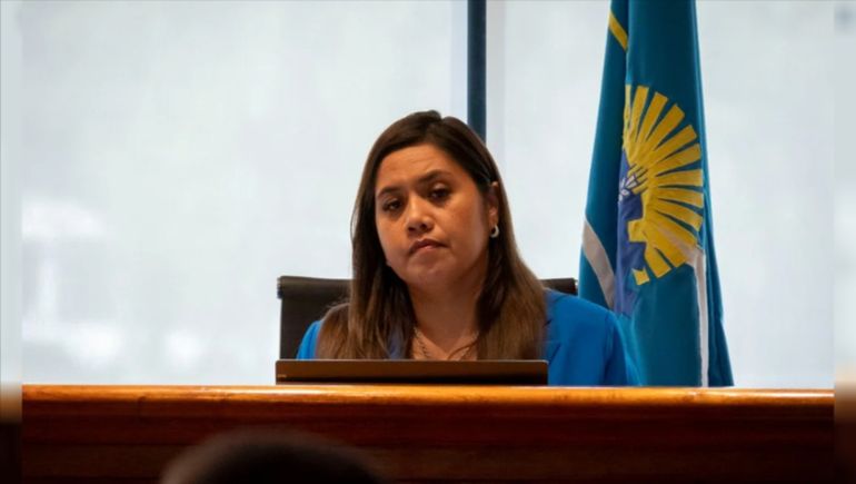 La jueza Eve Ponce se cansó de las dilaciones y definió que de ahora en más la tolerancia a retrasos será de 10 minutos: pasado ese plazo, manda a la policía. 