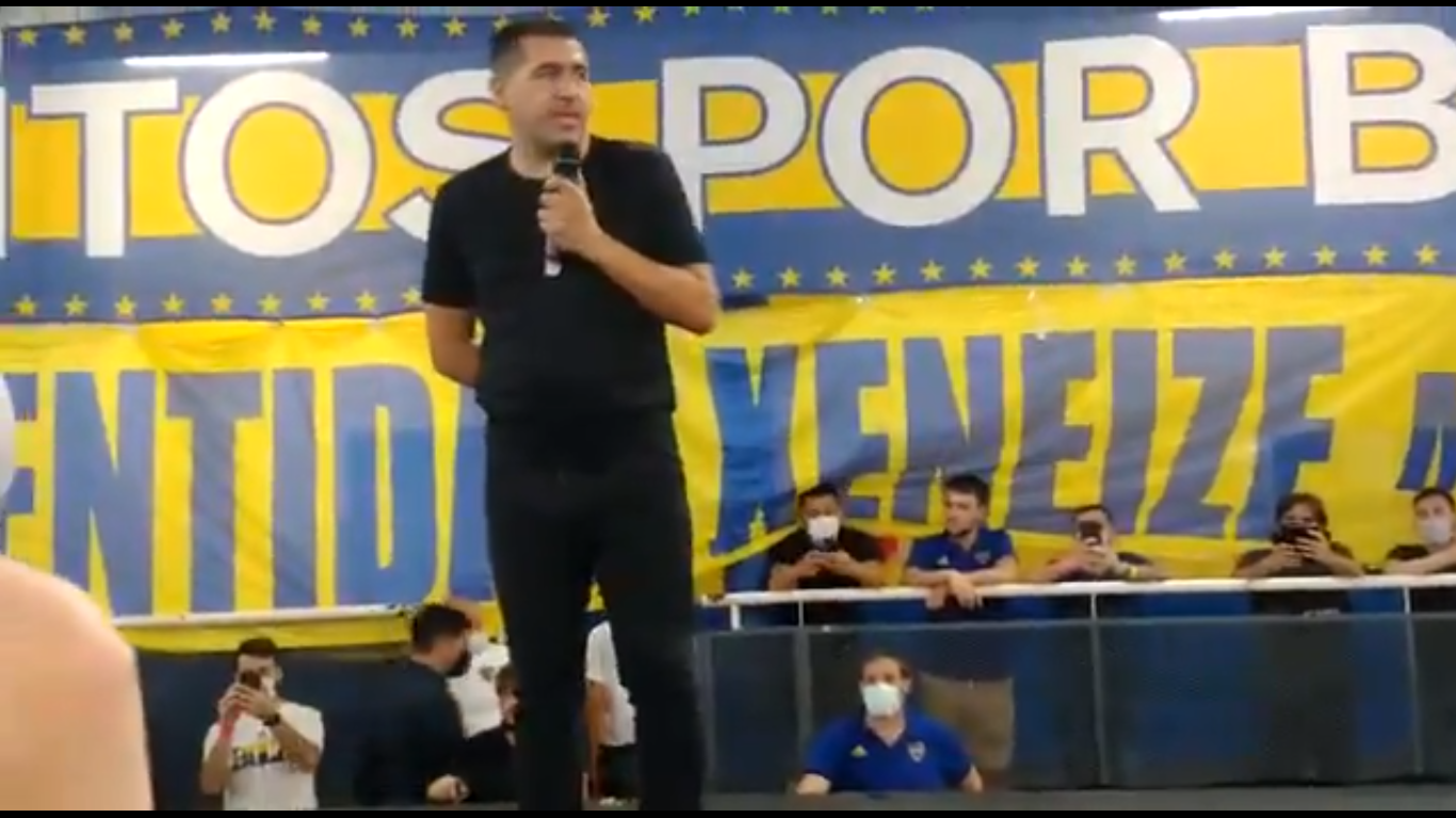 Riquelme brindó por un año mejor y Macri lo criticó por su gestión personalista