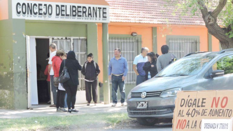 Los bloques opositores quieren que la sesión se haga el próximo martes a las 19:30 y en la calle.
