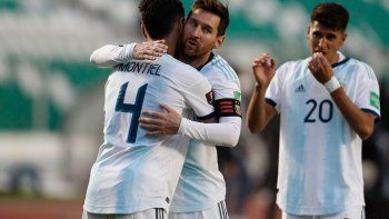 Montiel se abraza a Messi. Detrás, Palacios. Montiel se abraza a Messi. Detrás, Palacios.