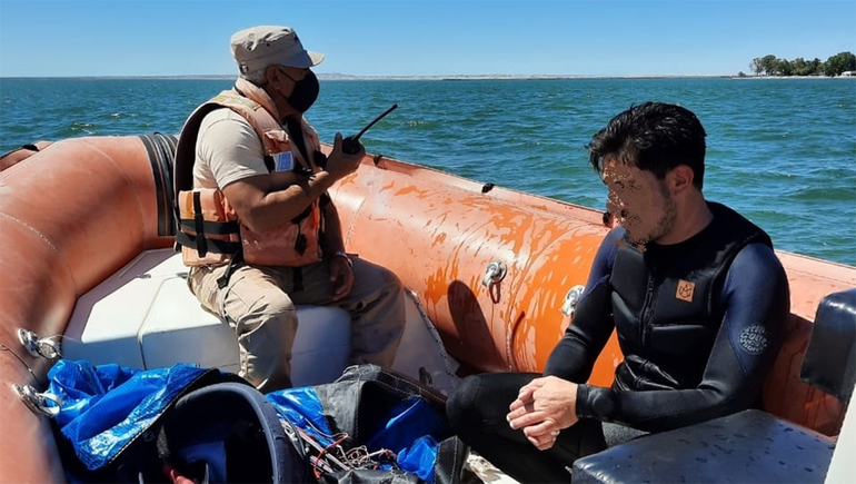 Rescatan a un kitesurfista que quedó a la deriva en el lago Pellegrini