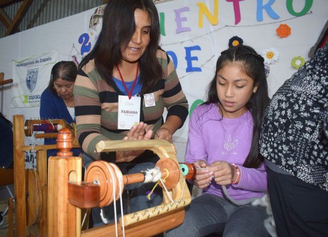 Zapala: el arte del tejido, un imán para las infancias