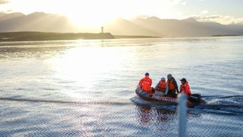 En el operativo realizado en Tierra del Fuego tomaron muestras de agua en las zonas de dispersión de residuos cloacales y en sectores no impactados, para luego compararlas. En el operativo realizado en Tierra del Fuego tomaron muestras de agua en las zonas de dispersión de residuos cloacales y en sectores no impactados, para luego compararlas.
