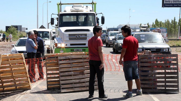 Sigue el piquete de vecinos de Nueva España sobre la Ruta 7