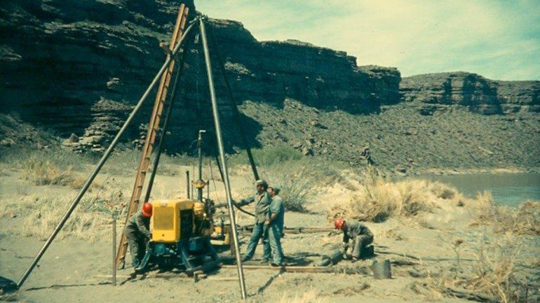 Entre 1965 y 1967 se hicieron los primeros estudios de suelo para la construcción de Chihuido. El primer proyecto se presentó en 1977. Hoy