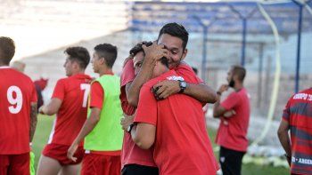 Doglioli, de espaldas, recibe las felicitaciones de un asistente. Doglioli, de espaldas, recibe las felicitaciones de un asistente.