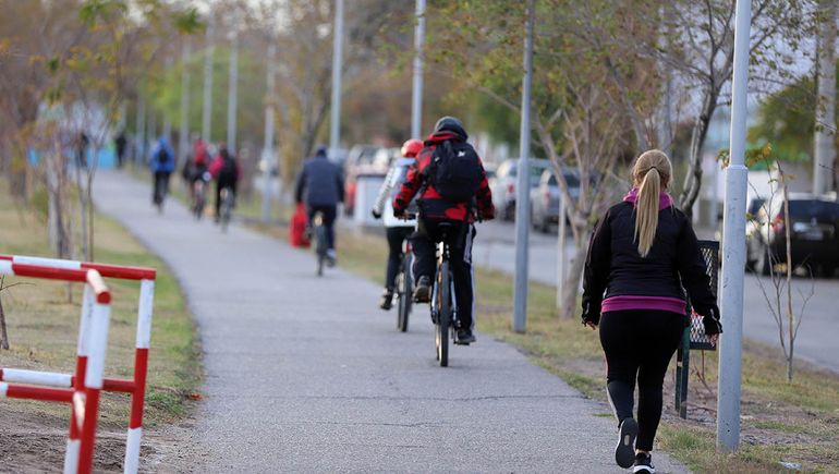 Sin colectivos, muchos recurrieron a sus bicicletas. Sin colectivos, muchos recurrieron a sus bicicletas.