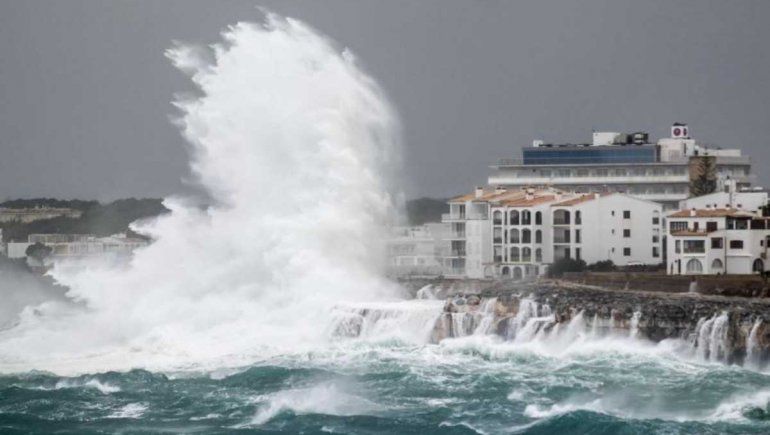 TikTok: ola revolcó a personas que almorzaban en restaurante frente al mar