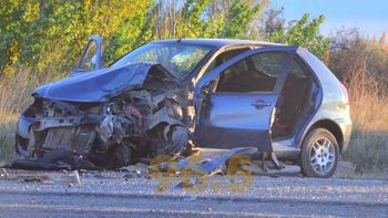 Los autos que participaron del siniestro quedaron destrozados. Foto FM 96.5. Los autos que participaron del siniestro quedaron destrozados. Foto FM 96.5.