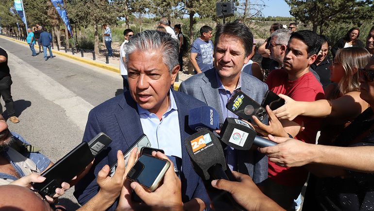 El gobernador Rolando Figueroa acompañó a Mariano Gaido en la entrega de maquinarias en la Municipalidad de Neuquén.