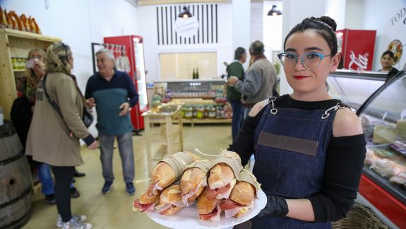 Abrió una nueva fiambrería en Neuquén y regaló sándwiches para todos