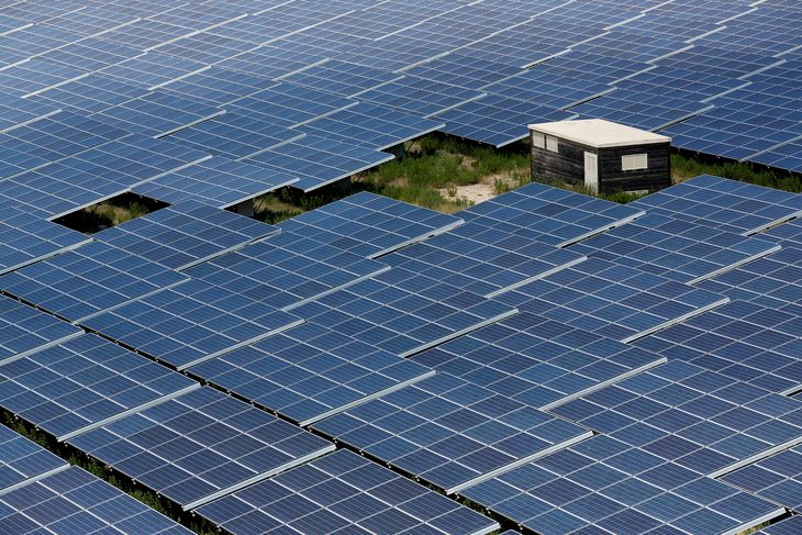FOTO DE ARCHIVO: Paneles solares para producir energía renovable en el parque fotovoltaico Urbasolar en Gardanne, Francia, 25 de junio de 2018.    REUTERS/Jean-Paul Pelissier/Foto de archivo