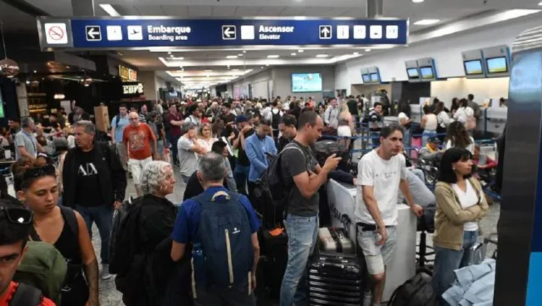 Cancelaron todos los vuelos por una valija sospechosa en Aeroparque