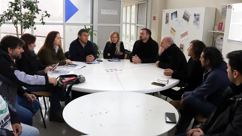 ATE, ATEN y Sejun en la Legislatura fueron recibidos por algunos diputados que tratarán el proyecto del GNL. ATE, ATEN y Sejun en la Legislatura fueron recibidos por algunos diputados que tratarán el proyecto del GNL.