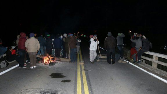 La protesta sobre la Ruta 40 seguirá durante toda la noche