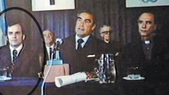 Aquí, la imagen del homenaje de Piñón a uno de los mayores genocidas.