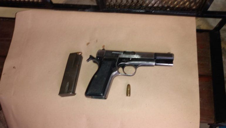 Allanaron por un robo y dieron con un arma y droga