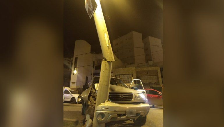 Borracho, chocó contra una columna de alumbrado de cemento