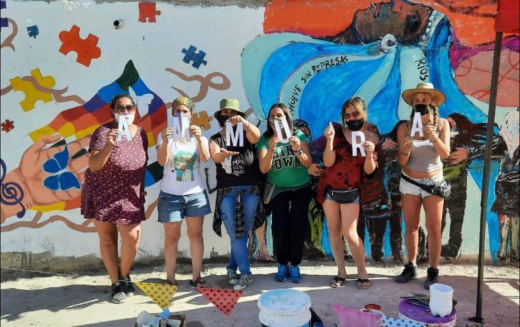 Las artistas de Ammura le dieron color a los muros del playón histórico de Fonavi en cuatro jornadas intensas.