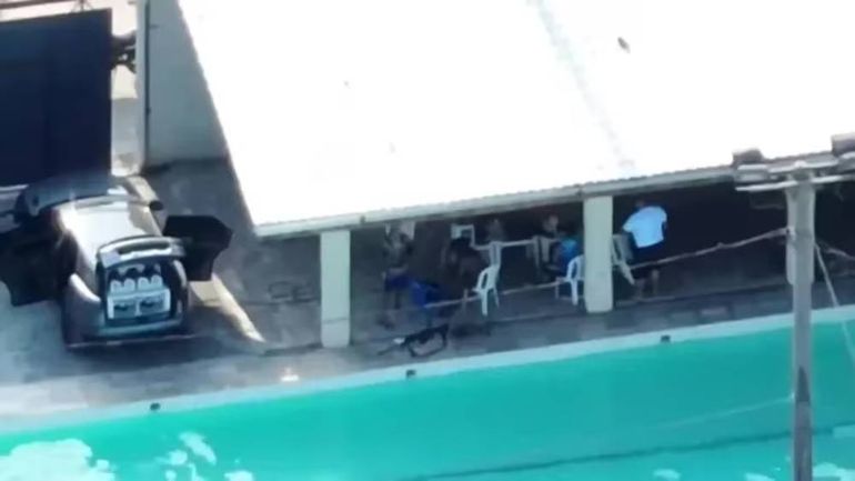 El centro de entrenamiento para narcos se encuentra en una favela de Río de Janerio, Brasil. El centro de entrenamiento para narcos se encuentra en una favela de Río de Janerio, Brasil.