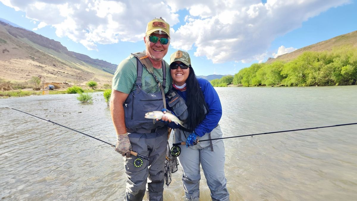 La historia del carpintero francés y su novia del norte neuquino que tienen un refugio de pesca