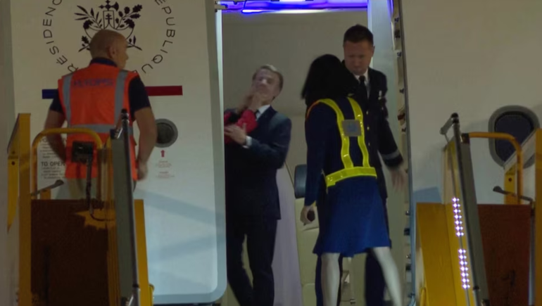 Un mensaje de texto y un cachetazo viral: revelan el motivo detrás de la furia de Brigitte con Macron