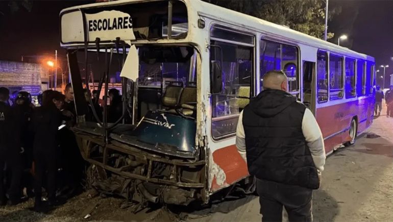 Robó un micro escolar, fue perseguido por la Policía y chocó al menos 20 vehículos