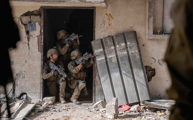 Fuerzas israelies combaten en el norte de Gaza contra milicianos de Hamás.