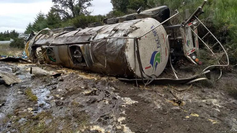 Un camión volcó y derramó aceite sobre el Nahuel Huapi