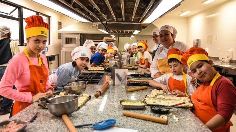 Los programas de TV despertaron el interés de los chicos por cocinar.