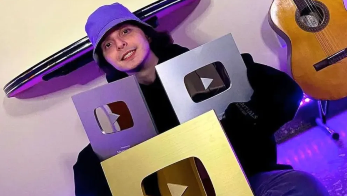 El youtuber viajaba con su familia y tras el impacto el vehículo salió disparado hacia la banquina.
