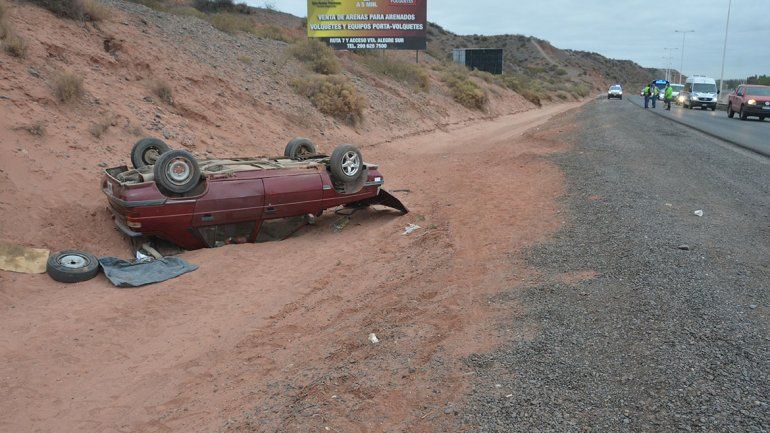 Un herido en un vuelco en el ex peaje de Centenario