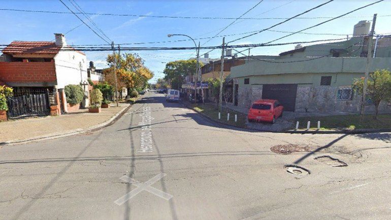 Encontró a su novio en la cama con otra y le disparó