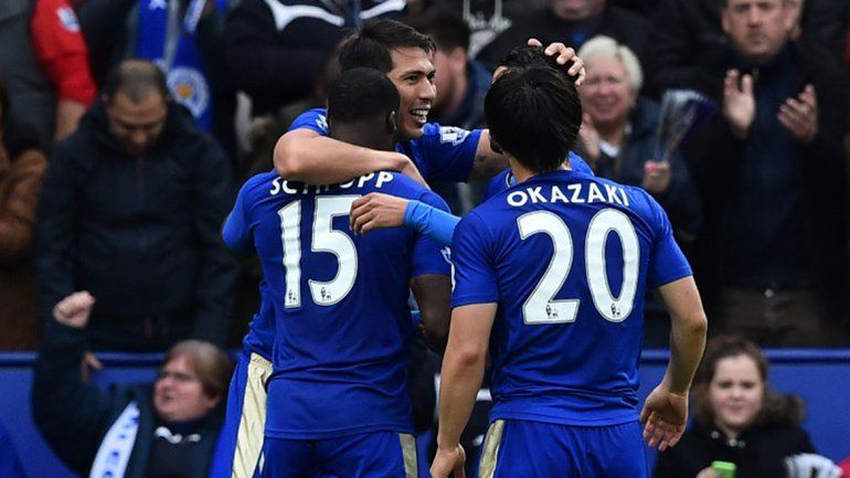 Con un doblete del roquense Ulloa, Leicester goleó y se acercó al título