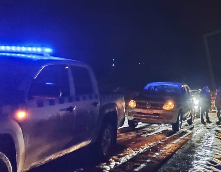 Una vez liberadas las camionetas, las familias se dirigieron a Villa La Angostura en compañía de personal policial. Una vez liberadas las camionetas, las familias se dirigieron a Villa La Angostura en compañía de personal policial.