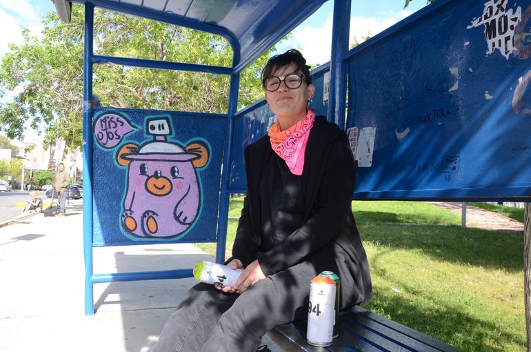 “Creo que los ositos se impusieron porque empezó a haber una interacción con la gente a través de las redes sociales y son muchas las personas y los chicos y chicas, incluso adolescentes que me mandan mensajes y fotos de los lugares donde encuentran los ositos”, comentó Pabla. “Creo que los ositos se impusieron porque empezó a haber una interacción con la gente a través de las redes sociales y son muchas las personas y los chicos y chicas, incluso adolescentes que me mandan mensajes y fotos de los lugares donde encuentran los ositos”, comentó Pabla.