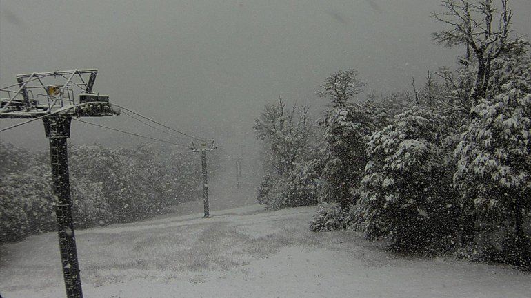 Se anticipó el invierno: Chapelco ya se vistió de blanco