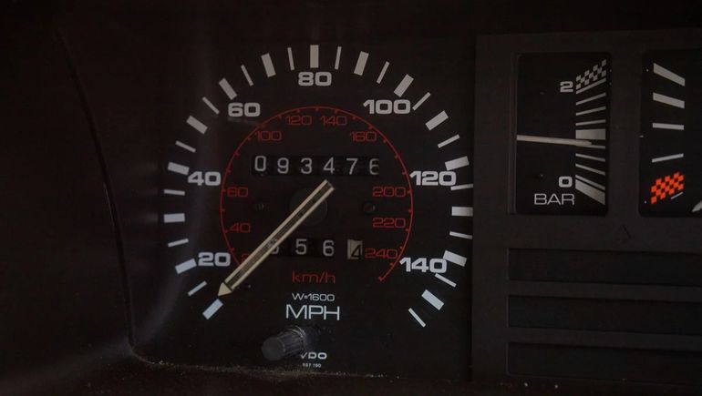 El testimonio del tablero: un auto quedado en el tiempo. Foto: Car & Classic. El testimonio del tablero: un auto quedado en el tiempo. Foto: Car & Classic.