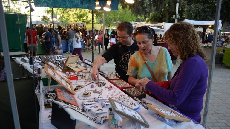 La gente pasea y no gasta