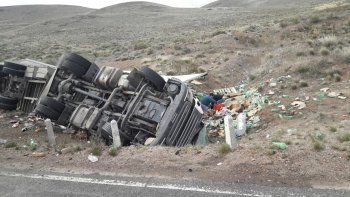 tremendo vuelco de un camion de gaseosas en la ruta 237