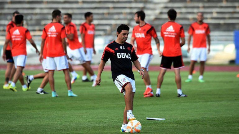 Gallardo apostará por el pibe Batalla en el debut del Millonario en el torneo de verano. Barovero y Vangioni se quedaron entrenando en Uruguay.
