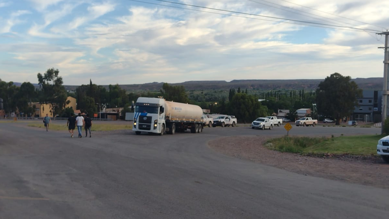 Horas decisivas en Añelo: siguen los piquetes, mientras suben los camiones cisterna