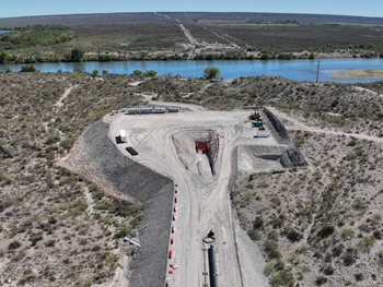 VMOS: Se ejecuta un cruce de alta complejidad técnica. Foto: Gobierno de Río Negro. VMOS: Se ejecuta un cruce de alta complejidad técnica. Foto: Gobierno de Río Negro.