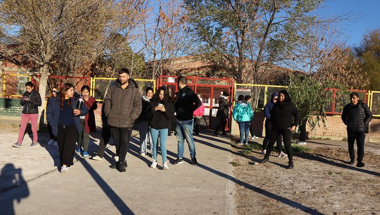 Denuncian que un estudiante de primaria entró con un arma a una escuela de Neuquén